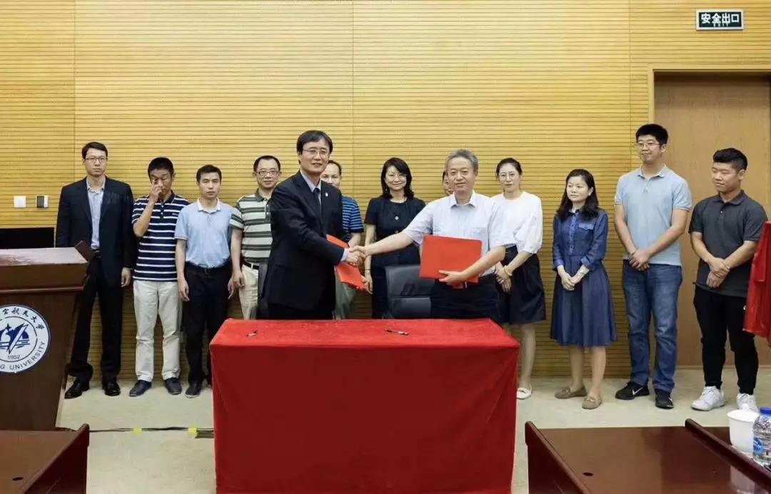 刘建伟院长和徐刚常务副总裁共同签署校企战略合作协议