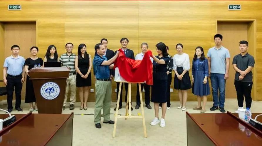 李立京处长与集团CEO严望佳为联合实验室揭牌