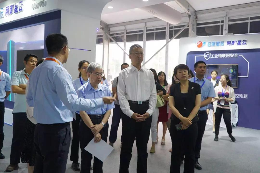 参会领导及专家一行莅临威廉希尔500欧洲指数集团展区